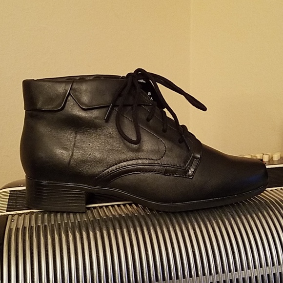 Liz Baker Shoes - NWT - LIZ BAKER OXFORD FLAT ANKLE BOOTS